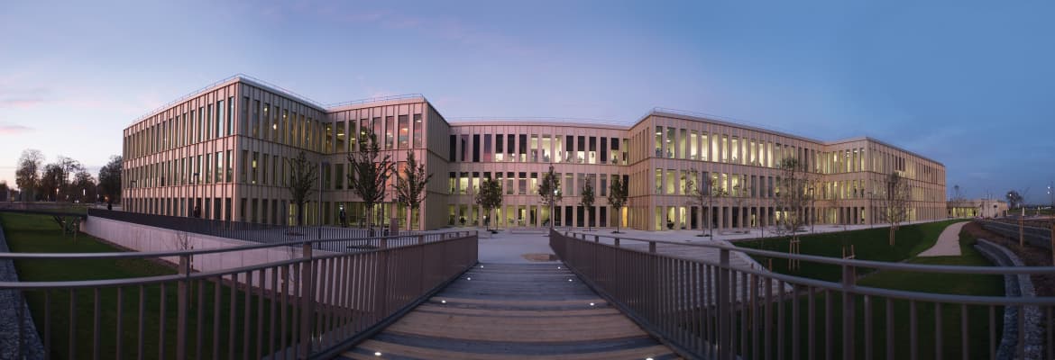 HEC Paris campus